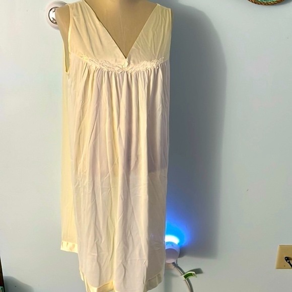 Vanity Fair Vintage Embroidered Nightgown size L NWOT - Picture 1 of 10